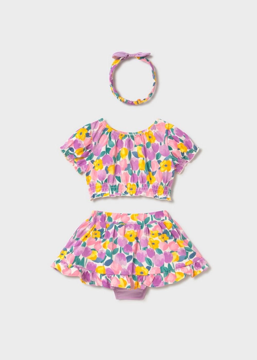 топ с юбкой и повязкой на голову