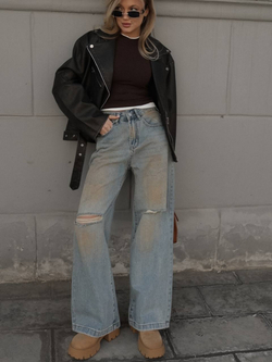 Джинсы прямого кроя, на высокой посадке, рваные на коленях, с грязным принтом