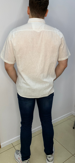 Мужская белая рубашка с кармашками