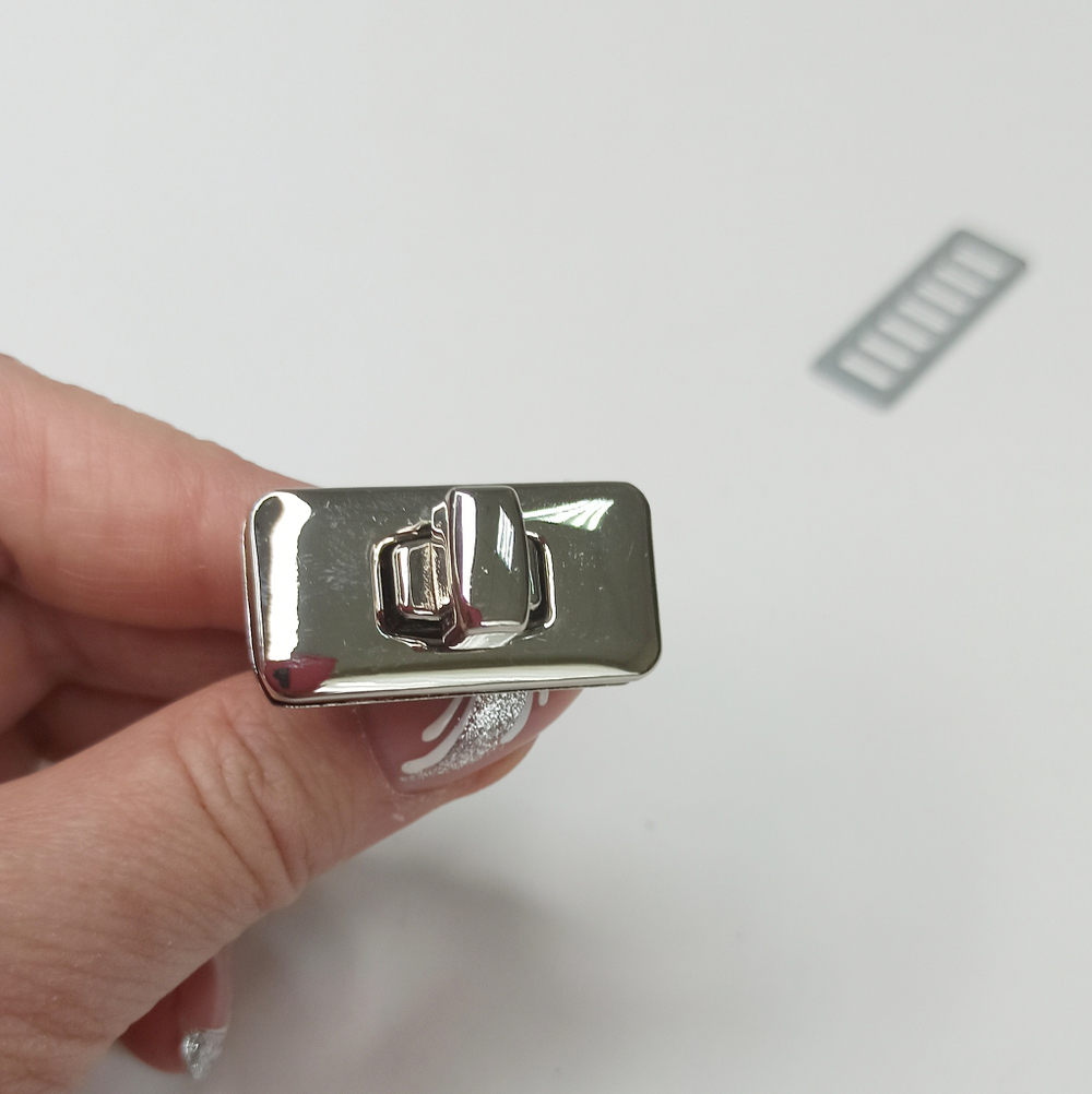 Замок вертушка на винтах 34*16 Серебро