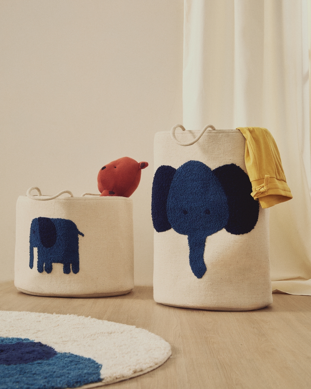 Корзина из хлопка Tandani бежевого цвета с синим слоном 50 см