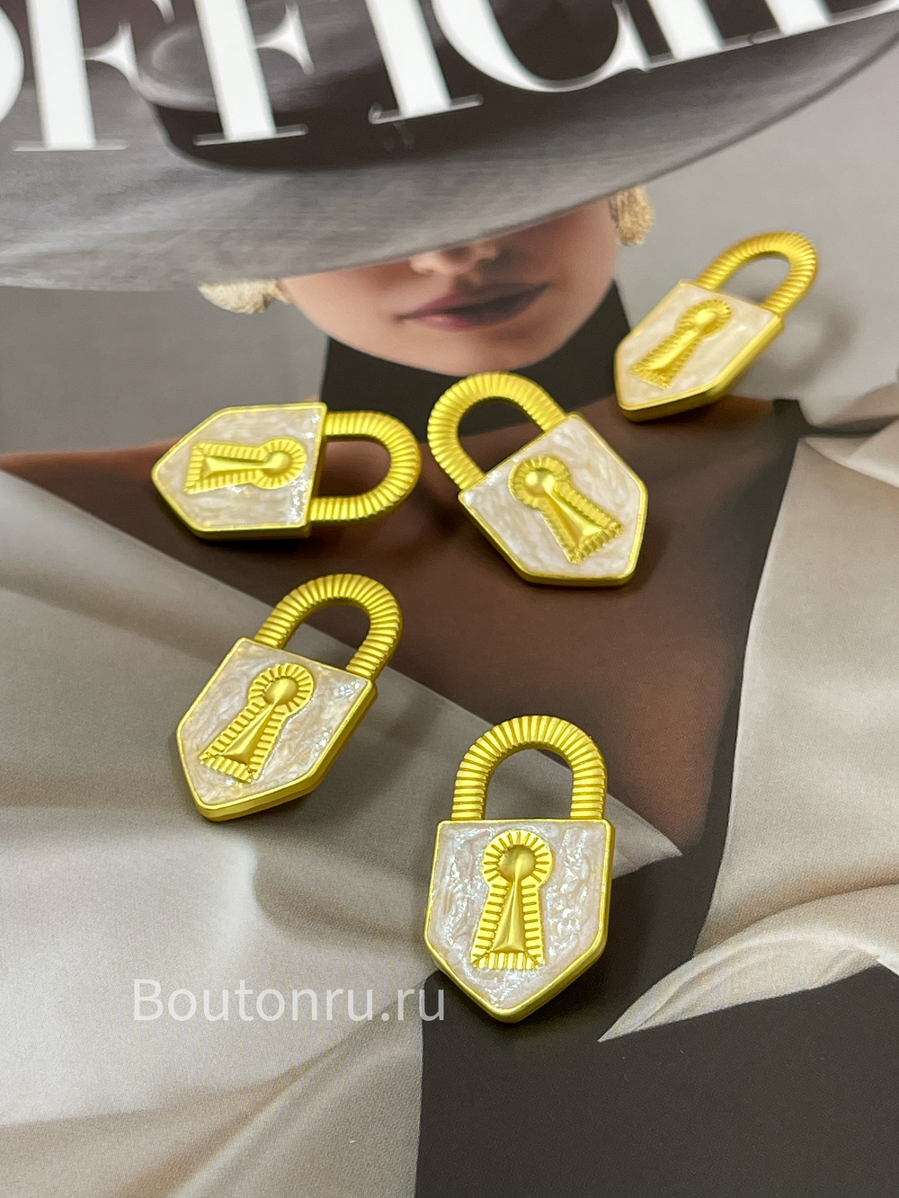 Пуговицы замочек золотистые с белой перламутровой эмалью Скиапар.