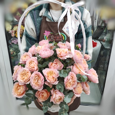 Корзина с кустовыми розами розами сорта "Julietta" и эвкалиптом