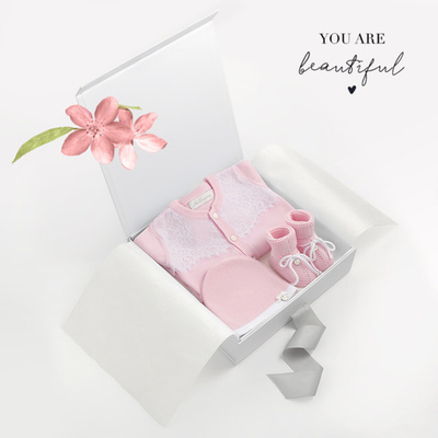 Комплект из хлопка: комбинезон с кружевом, шапочка и пинетки (Розовый)