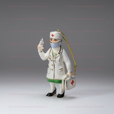 Фарфоровая елочная игрушка Медсестра