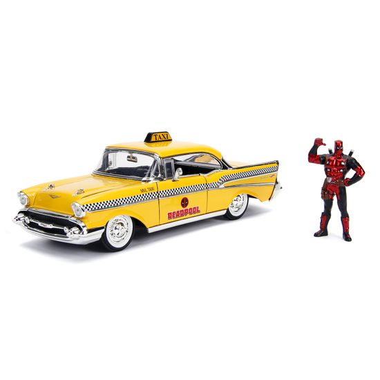 Набор Hollywood Rides Машинка с Фигуркой 2.75" 1:241957 Chevy Bel Air-Hard Top W/Deadpool Figure 30290