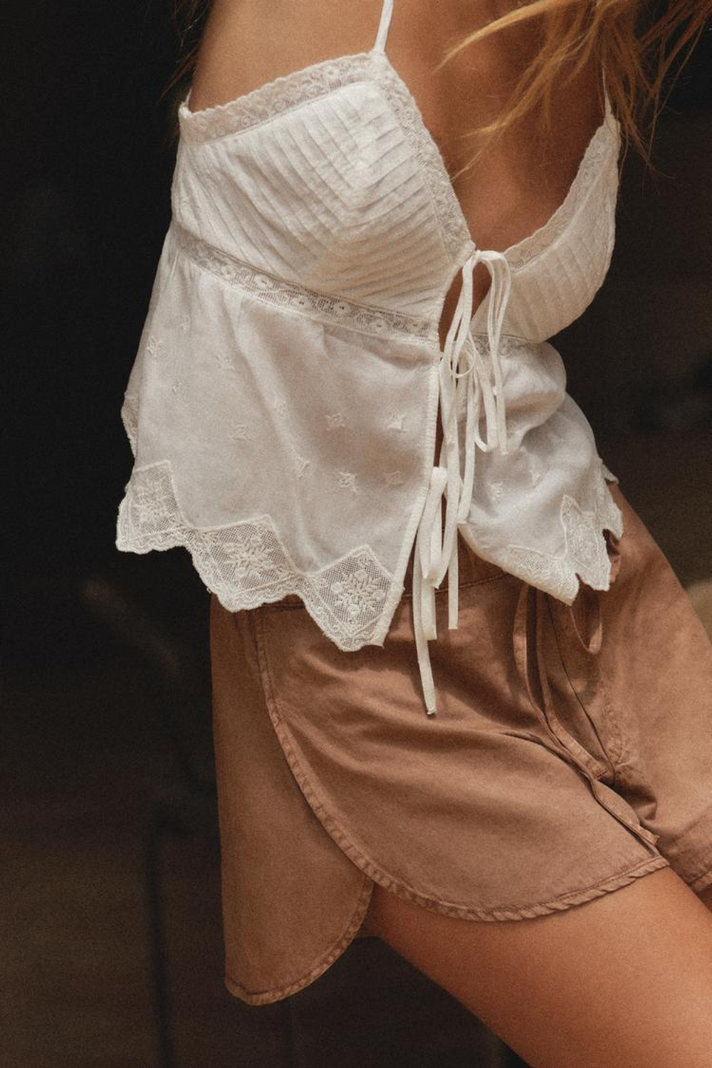 ZARA ТОП С ВЫШИТЫМИ БРЕТЕЛЯМИ, БЕЛЫЙ