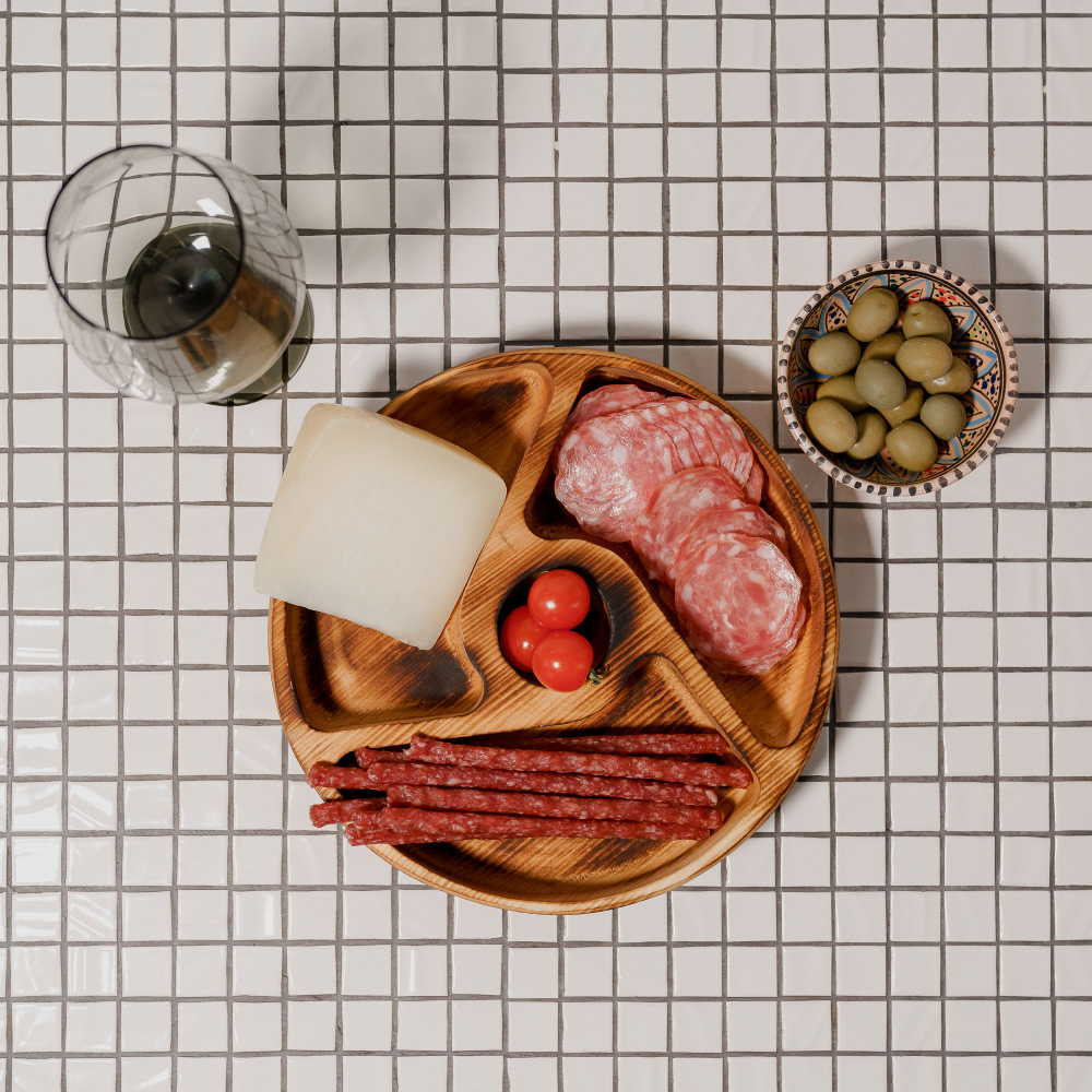 Деревянная менажница с 4 отсеками из кедра