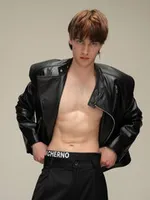 Черная кожаная куртка 