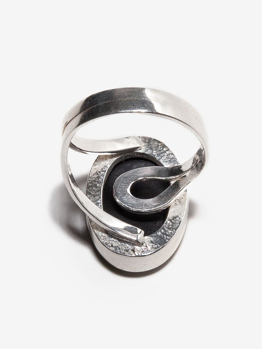 Крупное серебряное кольцо с натуральным зеленым янтарем 2,3 на 1,5 см, безразмерное