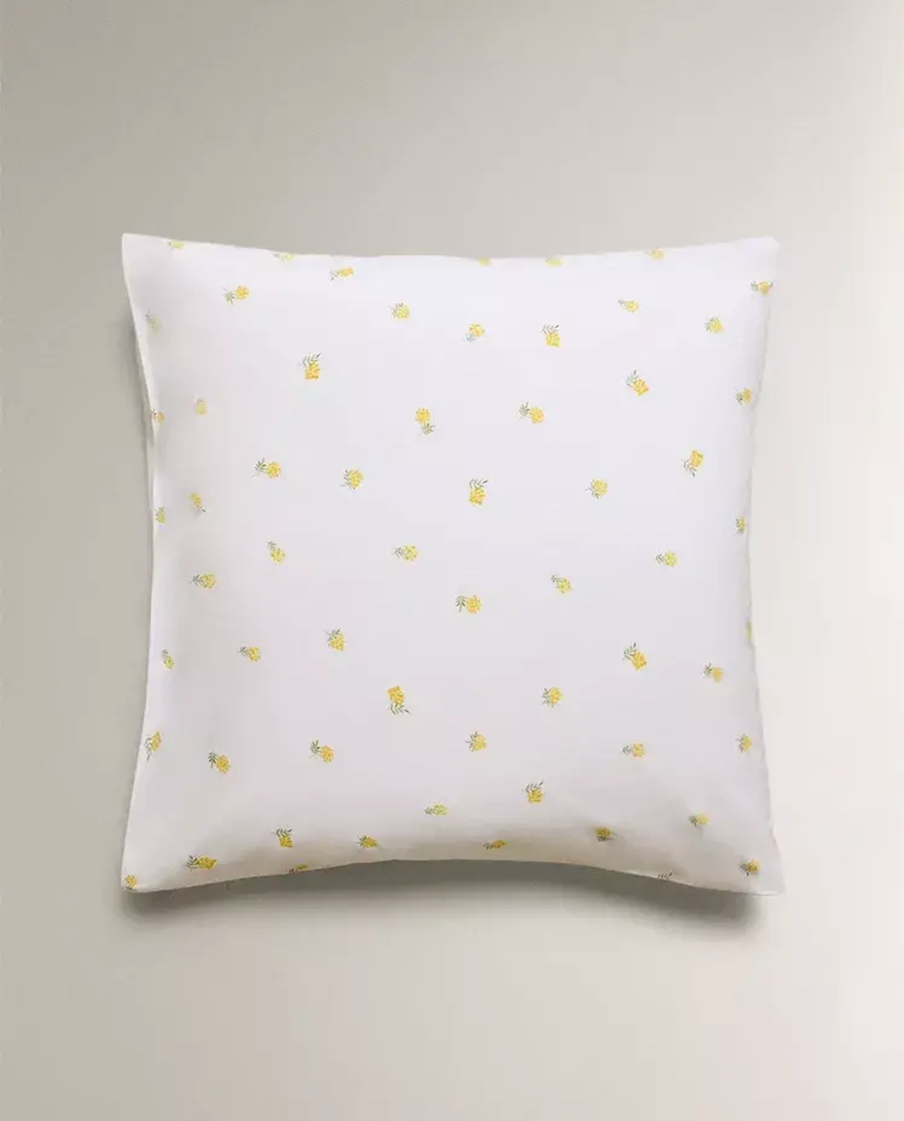ZARA HOME НАВОЛОЧКА ИЗ ХЛОПКА С ПРИНТОМ «МИМОЗА», ЖЕЛТОВАТО-БЕЛЫЙ