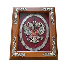 Часы в деревянной раме