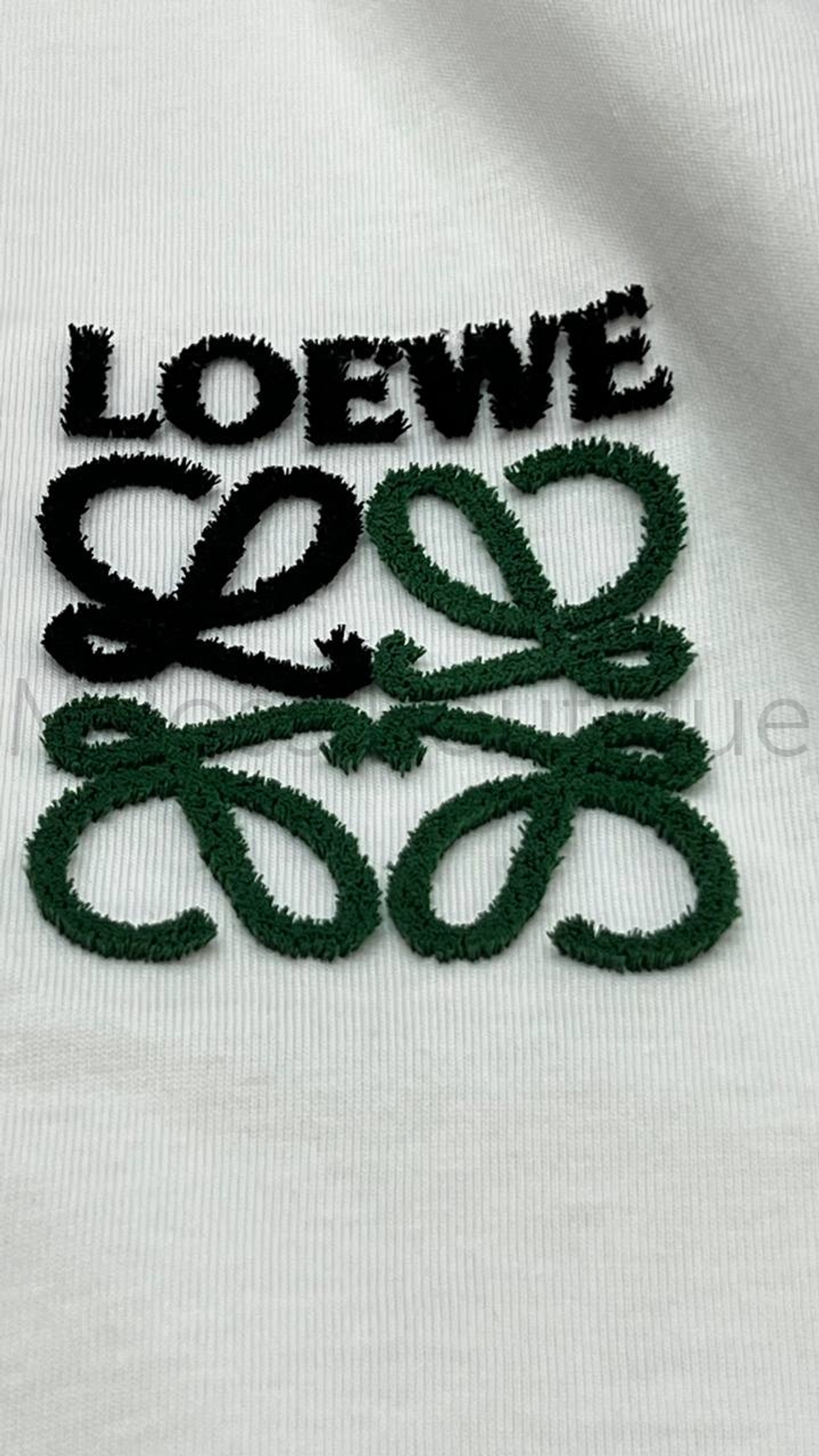 Белая футболка Loewe с декоративной эмблемой на груди