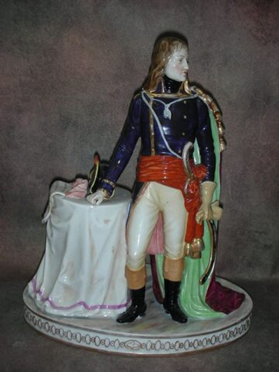Статуэтка. Фарфор. Солдат. Наполеон Бонапарт генерал 1796-97 гг. Volkstedt. Германия