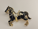 Брошка "Чёрная вороная лошадь". Символ года. Женская бижутерия, металл, чёрный цвет.