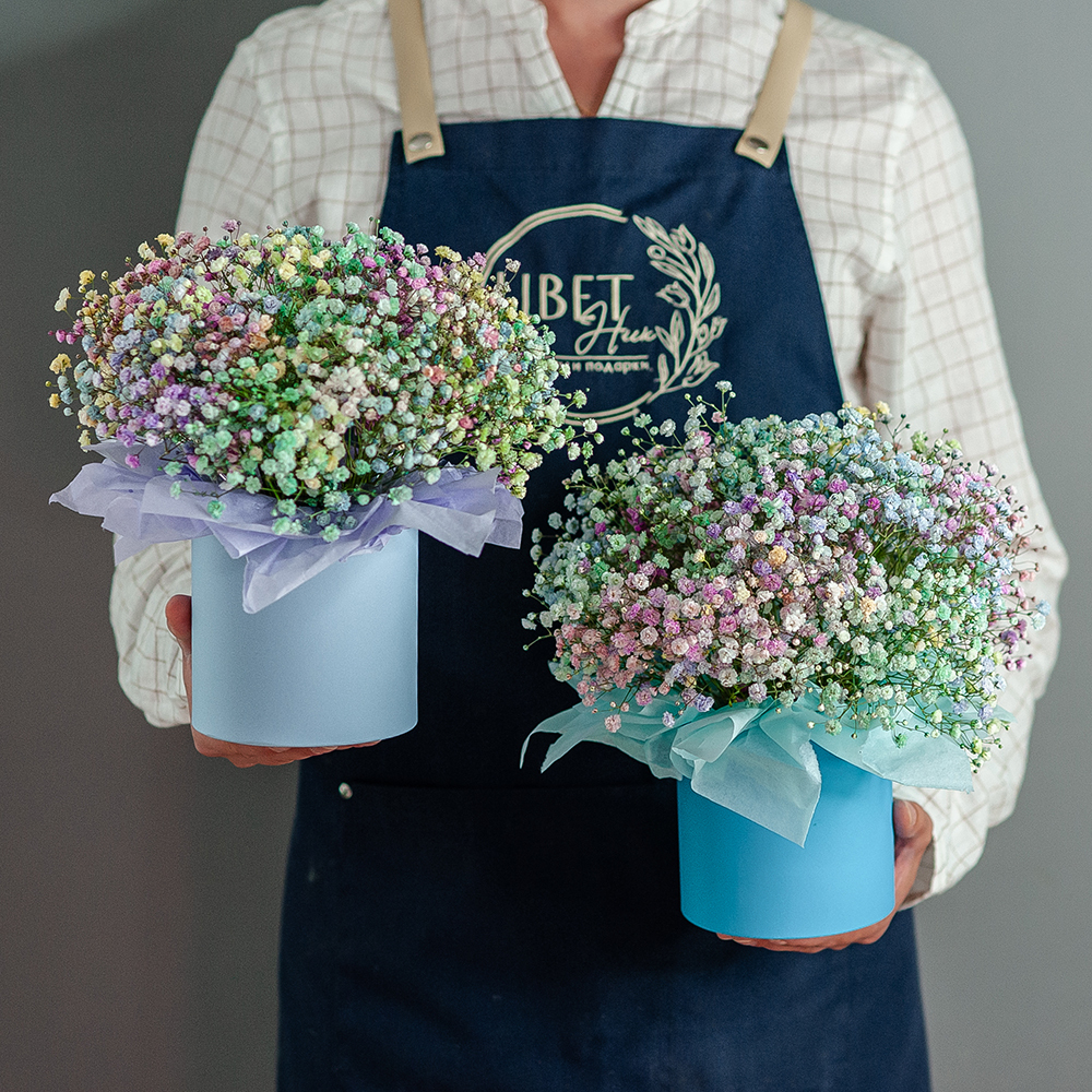 Цветная гипсофила в шляпной коробке размер S