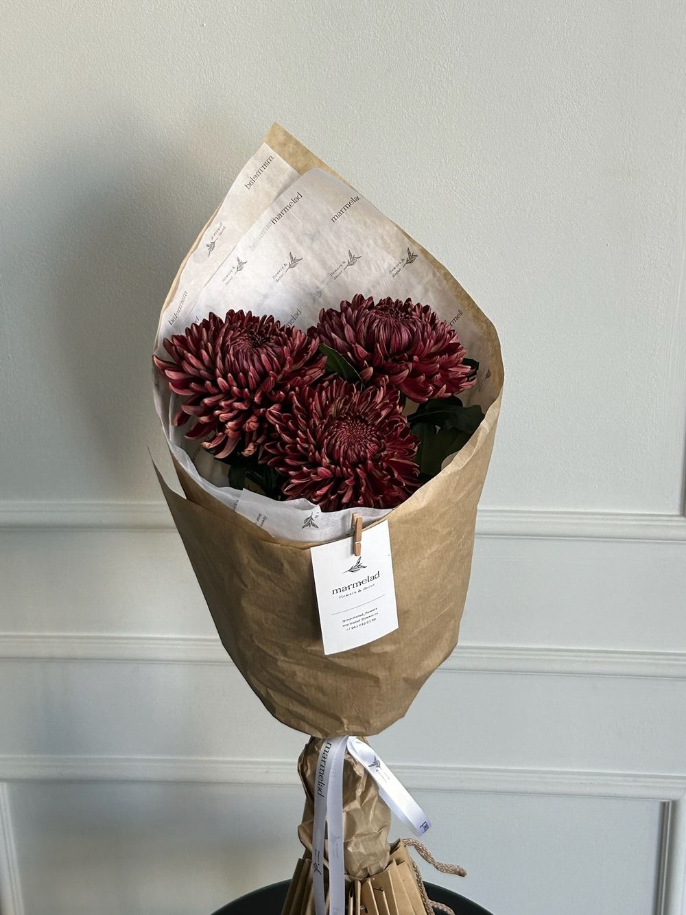 Кулек из одноголовой хризантемы бордового оттенка