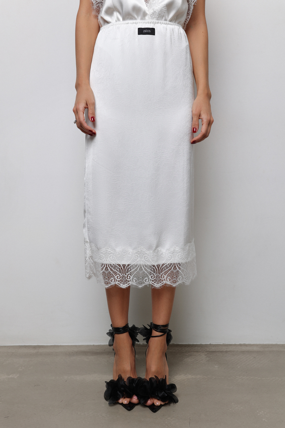 Юбка миди с кружевом молочная