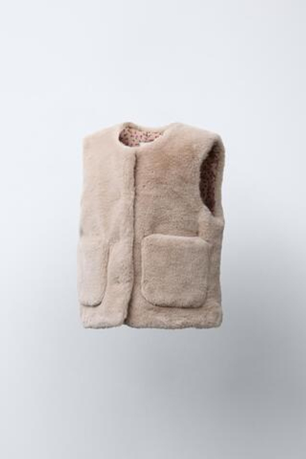 ZARA ЖИЛЕТ ИЗ ИСКУССТВЕННОГО МЕХА, ПЕСОЧНЫЙ