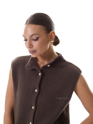 Шоколадный шерстяной жилет на пуговицах