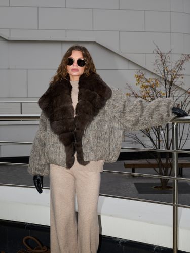 Укороченный шерстяной пуховик с мехом лисы