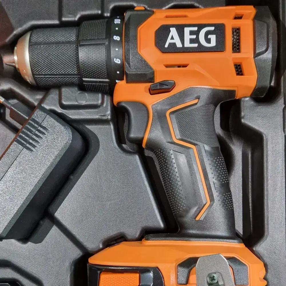AEG Дрель шуруповерт 18В (c 2 аккумуляторами, зарядным устройством и кейсом в комплекте) BS18G4-202C, щеточный, аккумуляторный, 4935478630