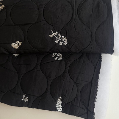 Курточная стежка Белые букеты на чёрном фоне