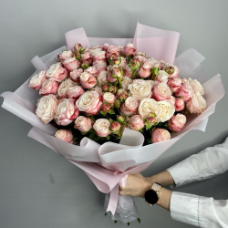 Моно букет из пионовидных кустовых роз Мадам Бомбастик 15шт