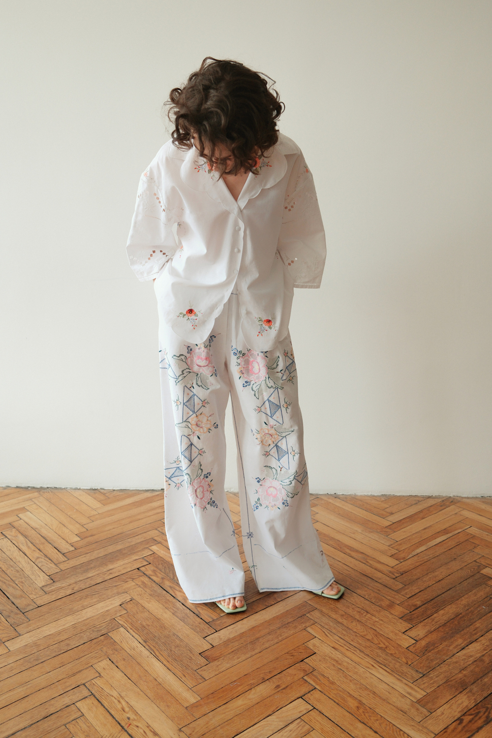 Брюки с цветочной вышивкой
