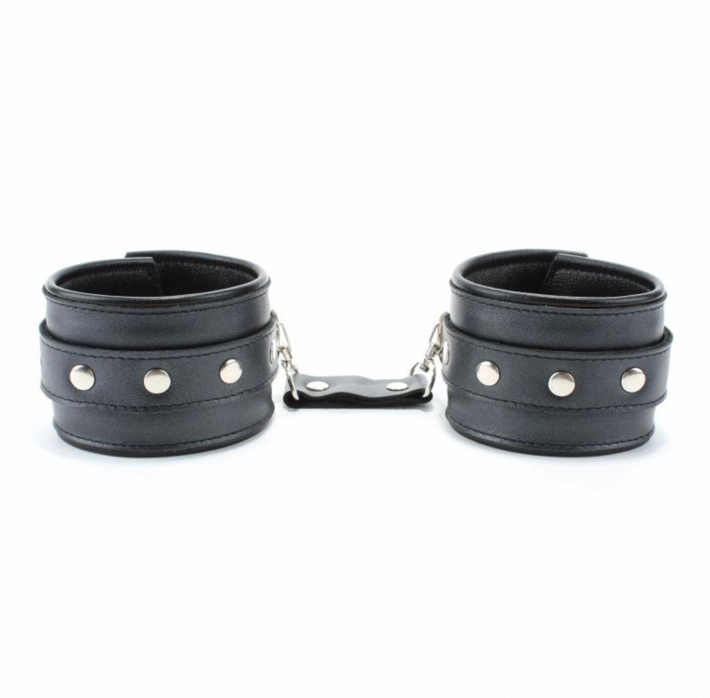 Черные кожаные наручники с металлическими клепками (Цвет: черный)