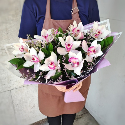 Букет из 9 белых орхидей с лимониумом