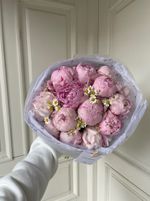 Букет 15шт розовых пионов с ромашками