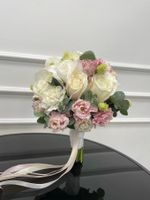 Свадебный букет из гортензии, лизиантуса, диантусов, одноголовых роз и эвкалипта