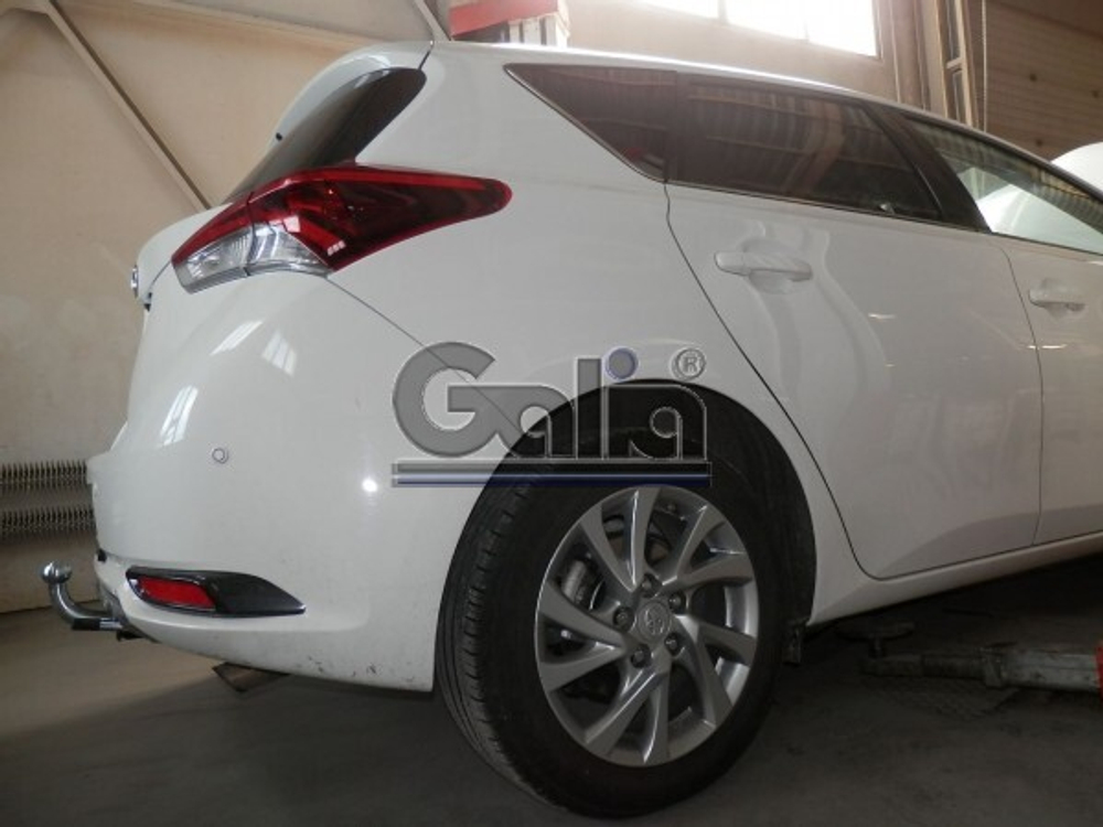Фаркоп оцинкованный Galia T056C для Toyota Auris хетчбек 2007-2013, 2013-(паспорт и сертификат в комплекте)(без электрики)