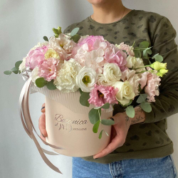Гортензия, эустома, роза в шляпной коробке