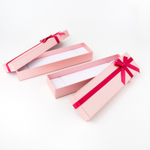 Картонный футляр с бантиком для набора столовых приборов