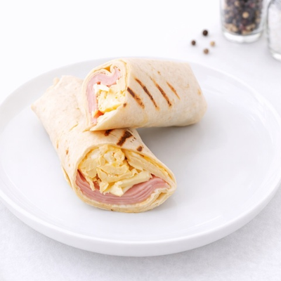 Сэндвич ролл с яйцом и ветчиной