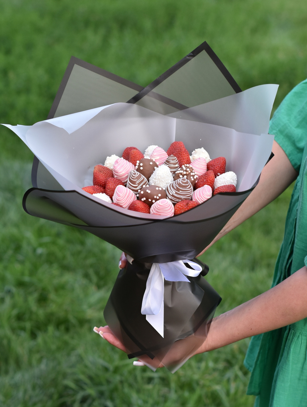 Букет «Candy» из клубники в молочном  и белом  шоколаде