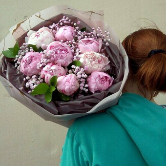 Букет 9 пионов Сара Бернар с гипсофилой