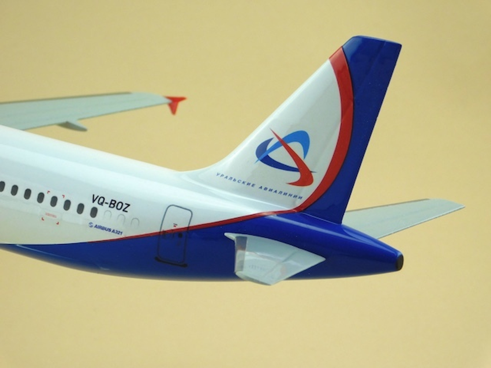 Модель самолета Airbus A321 (М1:100, Ural Airlines)