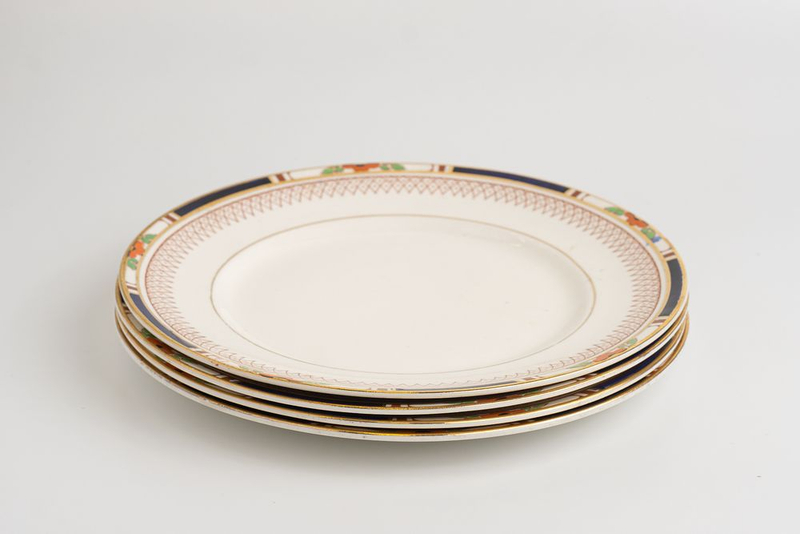 Четыре столовые тарелки с маками