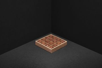 Упаковка с прозрачной крышкой для 16 шоколадных конфет