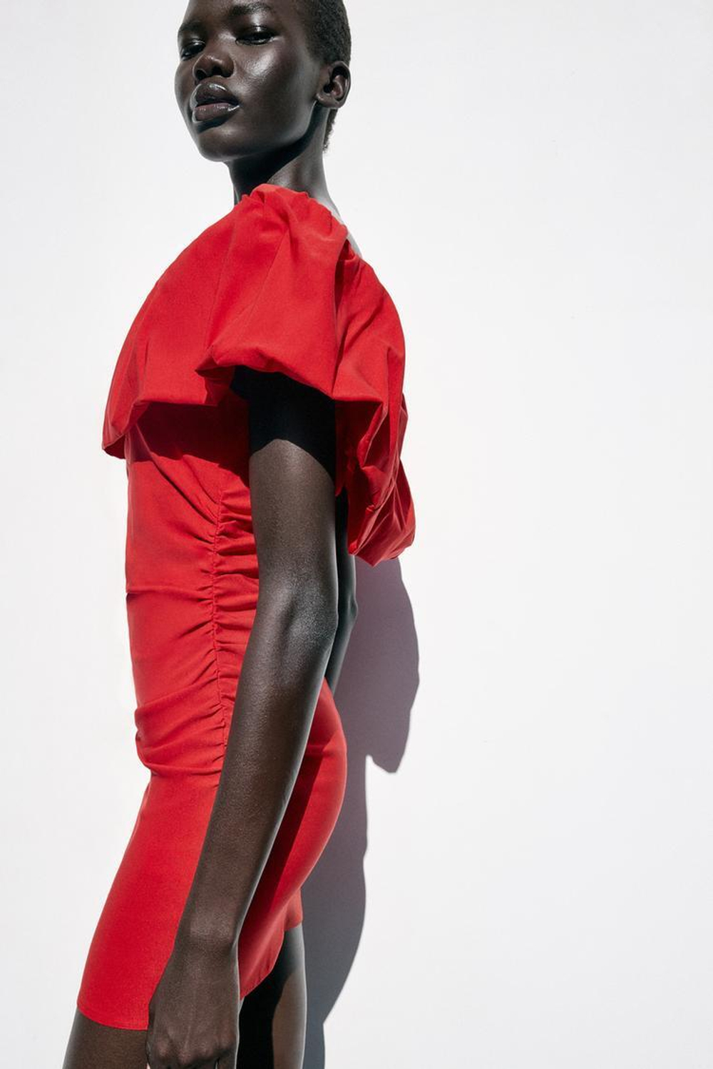 ZARА МИНИ-ПЛАТЬЕ С ВОЛАНОМ, КРАСНЫЙ