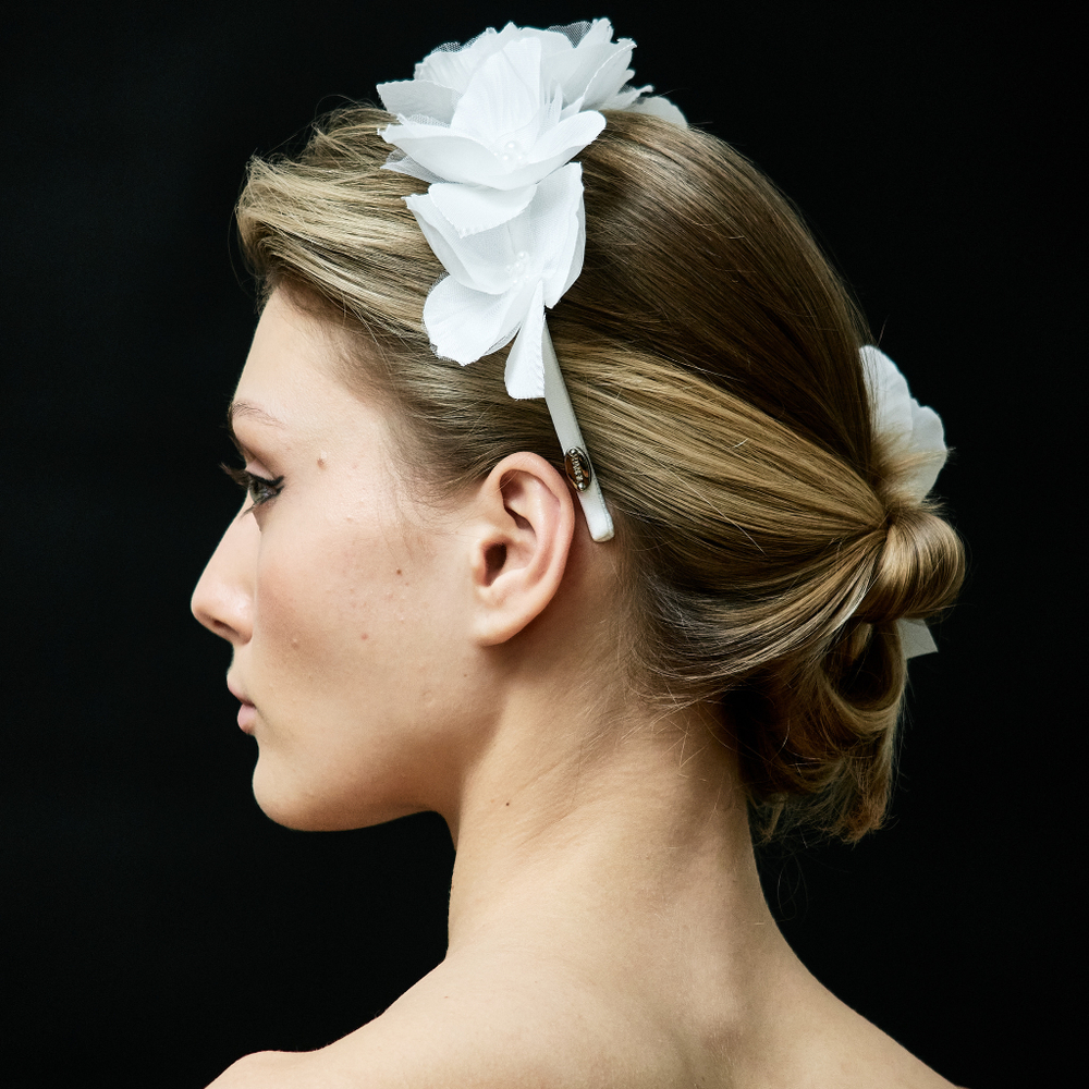 Ободок тонкий с шелковыми цветами