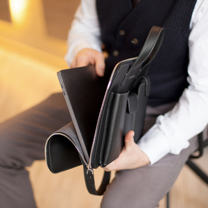 Сумка для MacBook Pro 13 - 14 с карманами из кожи теленка, черного цвета