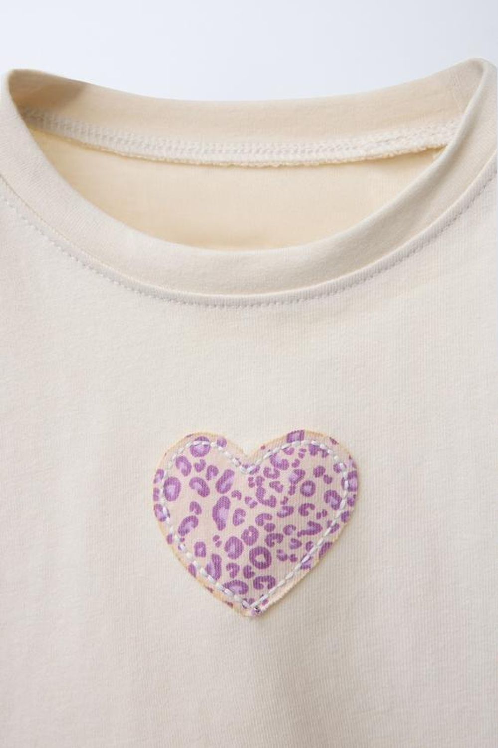 ZARA ФУТБОЛКА С НАШИВКОЙ С АНИМАЛИСТИЧЕСКИМ ПРИНТОМ, ЖЕЛТОВАТО-БЕЛЫЙ