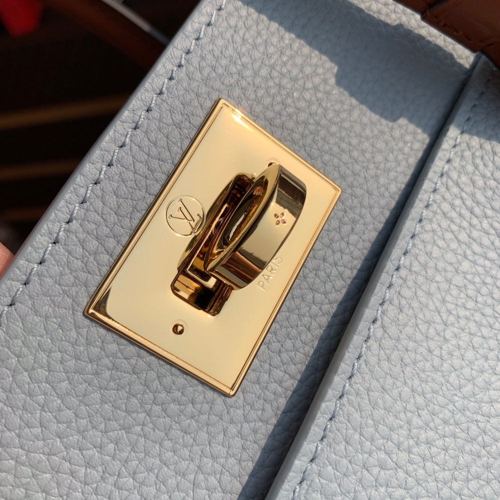 Louis Vuitton On My Side MM