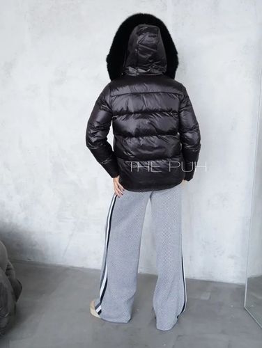 Черный пуховик с воротником из меха песца