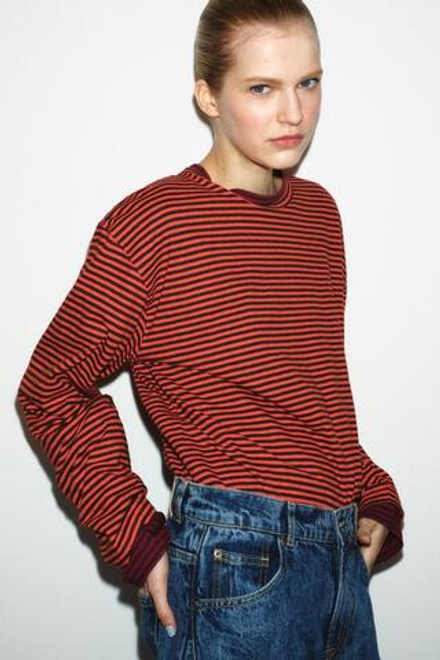 ZARA ФУТБОЛКА ИЗ ХЛОПКА И ЛЬНА В ПОЛОСКУ, ОТТЕНКИ КРАСНОГО
