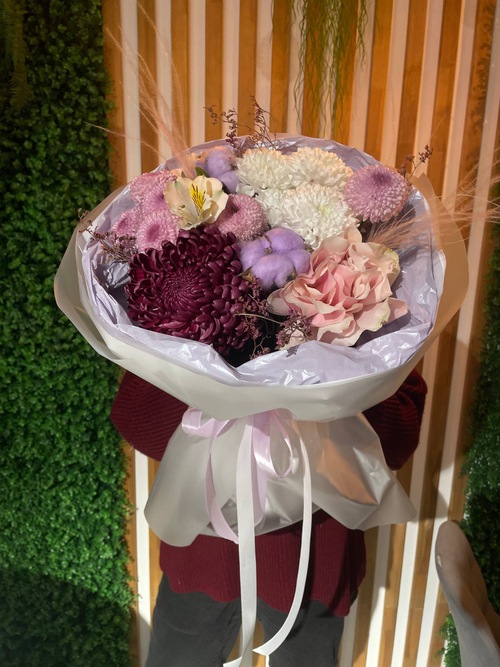 Букет "Осень и вино", хризантема, розы, дубок, альстромерия